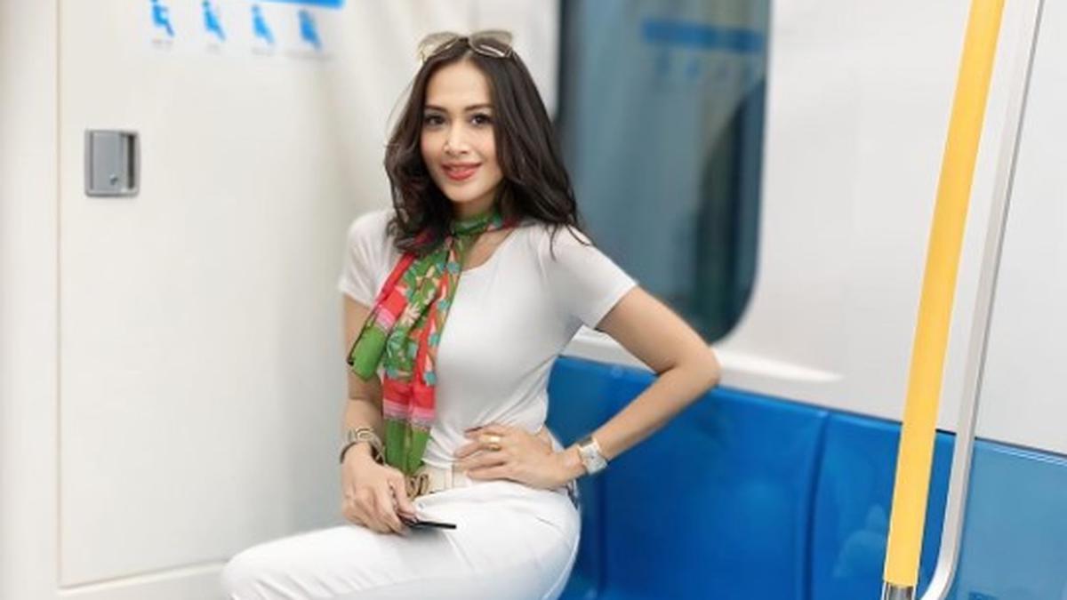 Gaya Diah Permatasari Naik MRT, Stylish dengan Outfit Serba Putih
