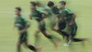 Para pemain Timnas Indonesia U-23 berlari saat latihan di Stadion Madya, Jakarta, Rabu (13/3). Latihan ini merupakan persiapan jelang Kualifikasi Piala AFC U-23. (Bola.com/Vitalis Yogi Trisna)