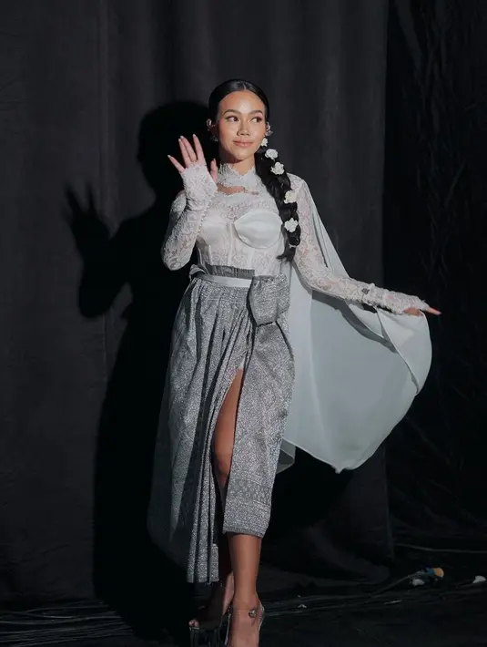 Yura Yunita tampil menawan dengan kebaya modifikasi yang unik berwarna putih. Dipadukan dengan slit skirt dari songket Palembang yang bikin terlihat modern [@yurayunita]