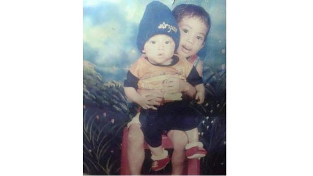 Potret menggemaskan Tegar Septian saat masih kecil bersama saudaranya.