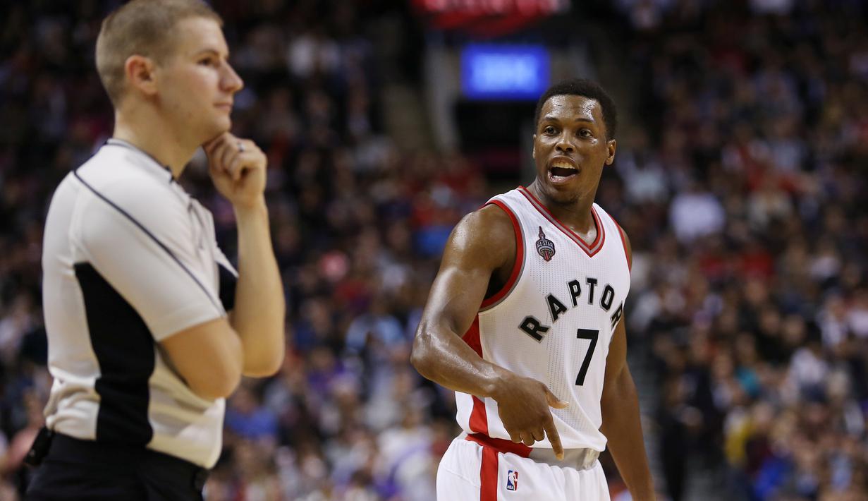 Pebasket Toronto Raptors Kyle Lowry #7 of the Toronto Raptors mempengaruhi wasit pada lanjutan NBA di Air Canada Centre,Toronto, Ontario, Canada, Rabu(11/11/2015) WIB.  (Vaughn Ridley/Getty Images/AFP)