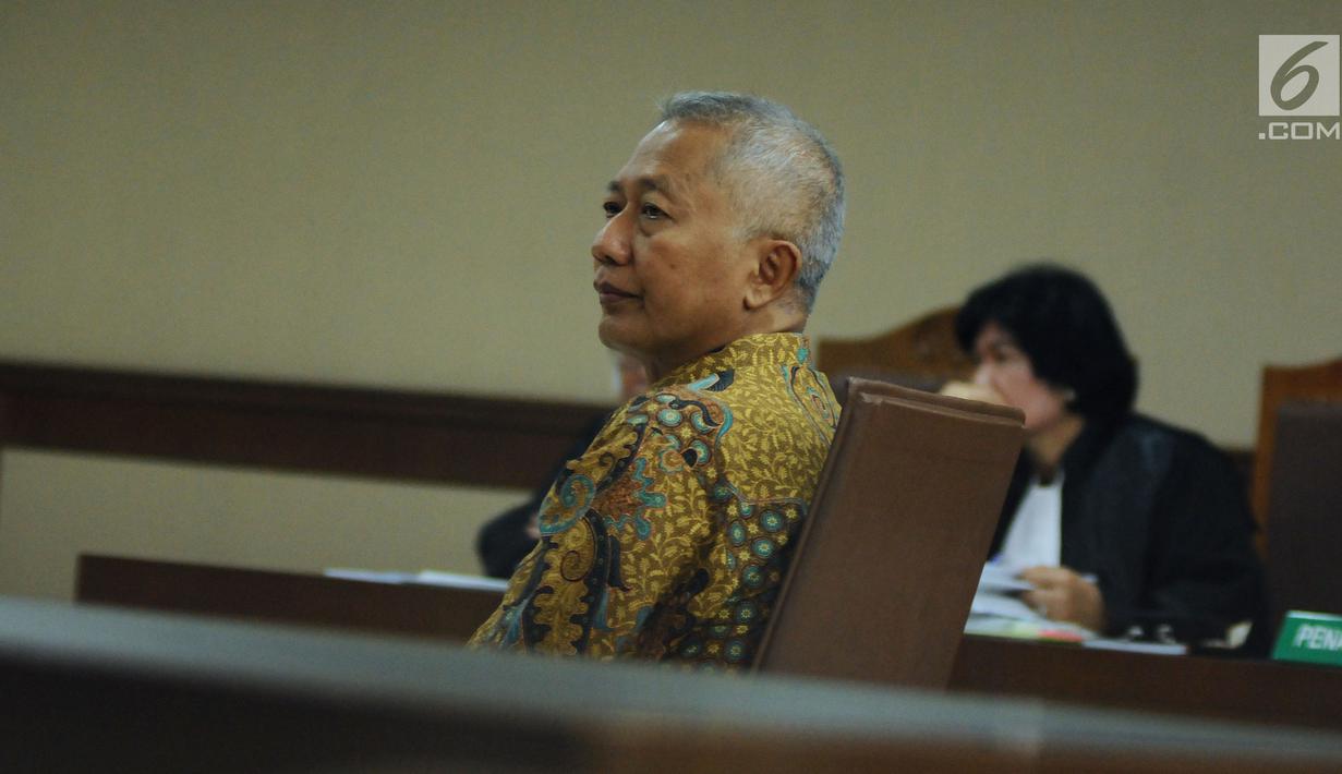 Mantan Dirjen Hubla Kemenhub, Antonius Tonny Budiono menyimak pembacaan dakwaan pada sidang perdana di Pengadilan Tipikor, Jakarta, Kamis (18/1). Antonius Tonny Budiono didakwa menerima suap Rp 2,3 miliar. (Liputan6.com/Helmi Fithriansyah)