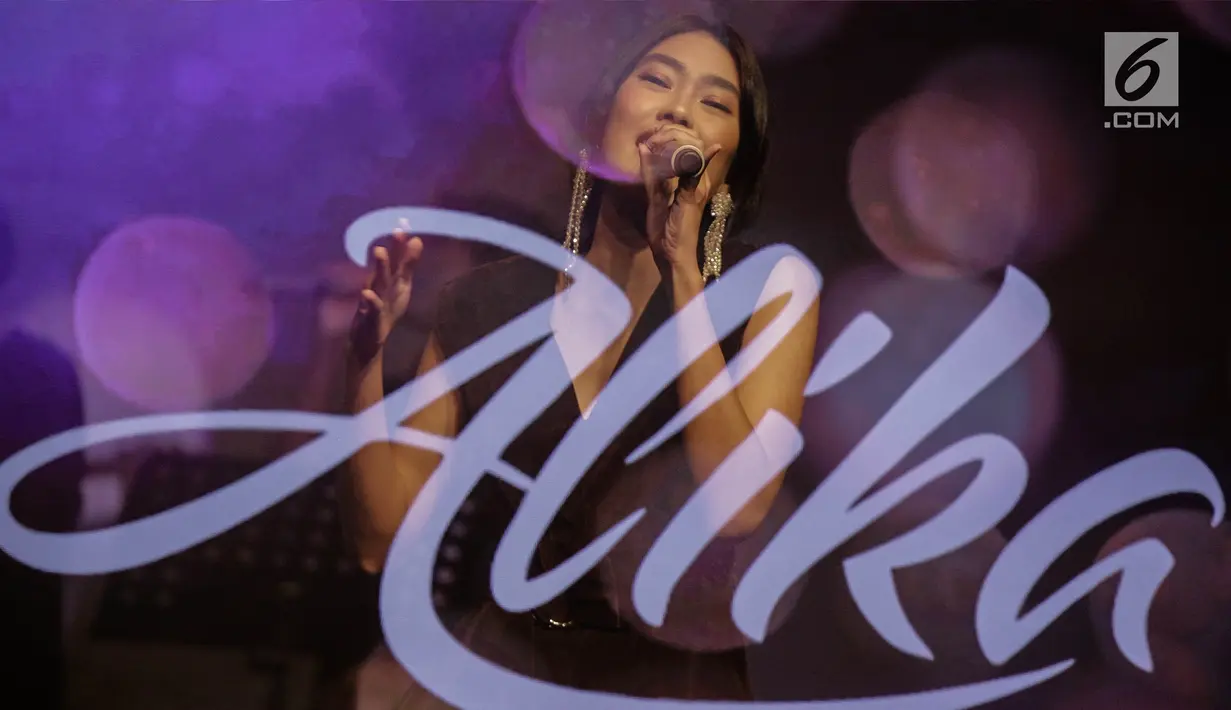 Aksi panggung Alika saat mini showcase dan peluncuran album di Jakarta, Selasa (20/3). Album tersebut bertemakan 'Perfect Moment' yang berisikan single terbaiknya diantaranya Luka, dan Perfect Moment. (Liputan6.com/Faizal Fanani)