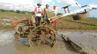 Suku cadang robotik dipasang pada “traktor setan” untuk mengendalikan traktor remote control. (Foto: Liputan6.com/Wakhid Hasim Muhamad Ridlo)