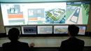 Pekerja menunjukkan deteksi intrusi perimeter dan sistem penilaian di aula pameran Pusat Keamanan Nuklir, Beijing, Cina, Jumat (18/3). Pusat Keamanan Nuklir ini merupakan hasil kerjasama China dan Amerika Serikat. (REUTERS/Kim Kyung-Hoon)
