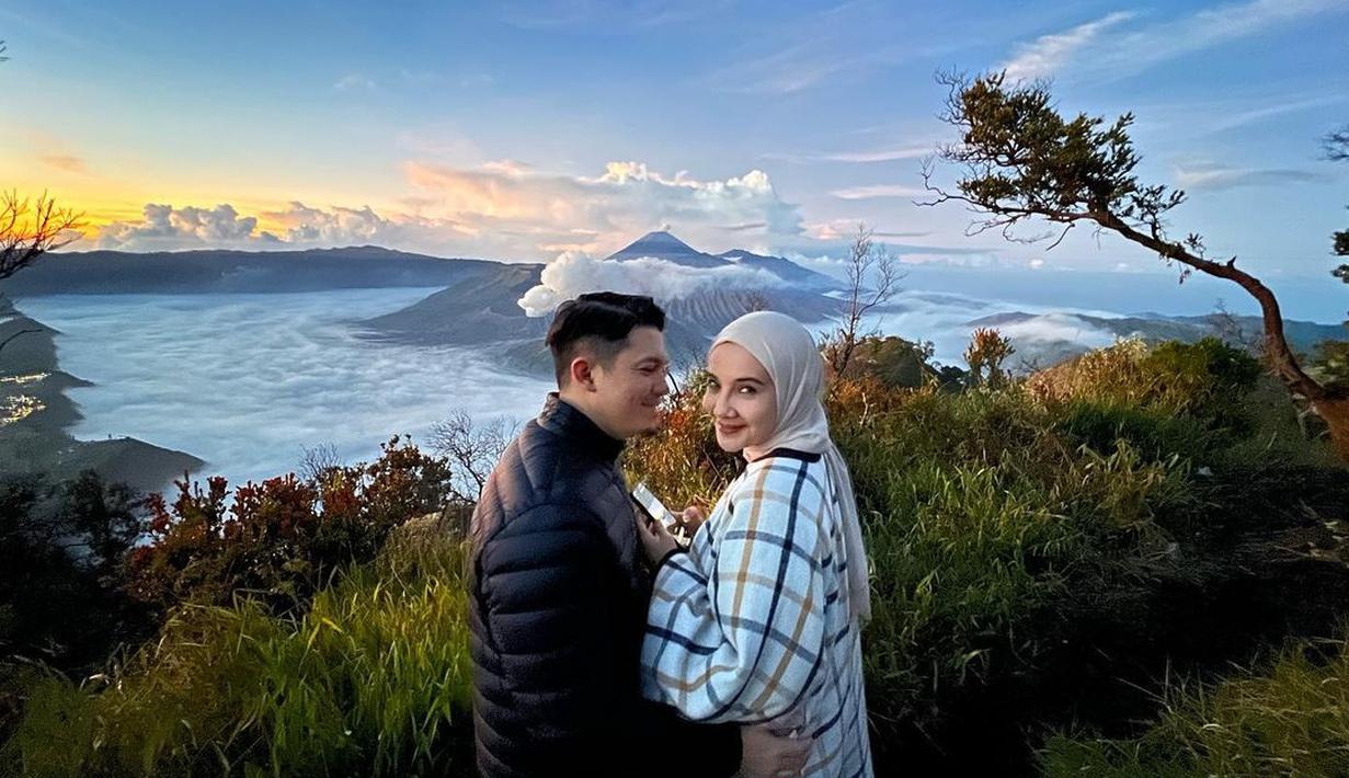 Tak banyak yang diungkap Zaskia Sungkar bersama foto ini. Ia hanya menyematkan status teks bahasa Arab, “Masyaallah tabarakallah.” Artinya, kurang lebih pujian untuk Tuhan atas rahmatNya. Lebih dari 120 ribu orang mengirim tanda hati untuk unggahan ini. Menilik kolom komentar, Laudya Cynthia Bella menyematkan emotikon hati merah seraya berujar, “Masyaallah.” (Foto: Dok. Instagram @zaskiasungkar15)