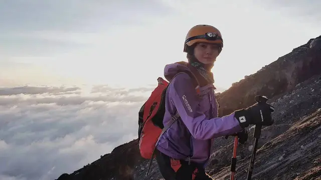 Punya Hobi Menantang, Ini 10 Potret Seleb Wanita Saat Berada di Puncak Gunung