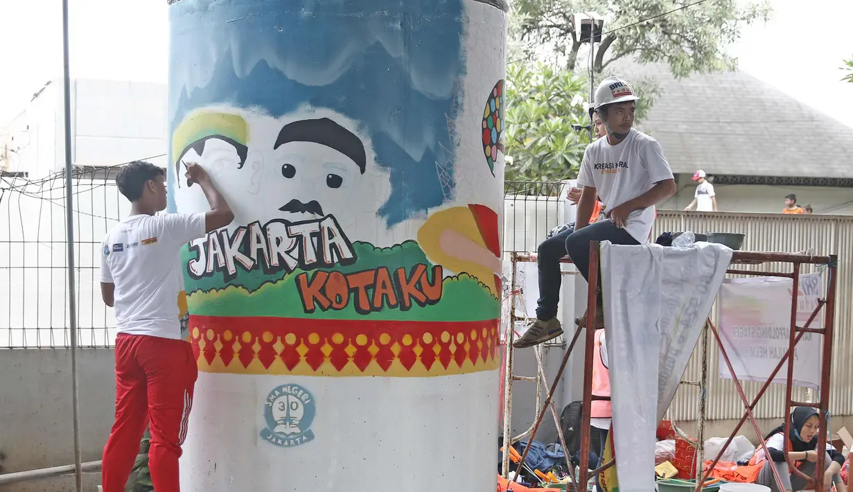 Seorang siswa sedang  membuat mural di bawah Jalan Layang Non-tol Antasari, Jakarta, Sabtu (10/3). Sebanyak 63 tiang akan dilukis mural oleh perwakilan dari SMA dan SMK di Jakarta untuk mempercantik kawasan tersebut. (Liputan6.com/Herman Zakharia)