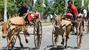 Peserta mengikuti lomba balap kereta sapi selama festival tradisional menjelang perayaan Tahun Baru Hindu, Sinhala dan Tamil di Kolombo, Sri Lanka, Minggu (1/4). Tahun baru mayoritas Sinhala dan Tamil jatuh pada 14 April.  (LAKRUWAN WANNIARACHCHI/AFP)