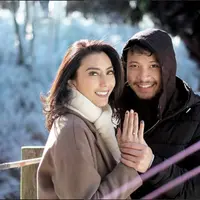 Tyas Mirasih sangat bahagia, akhirnya dilamar sang kekasih, Raiden Soedjono. (Instagram @tyasmirasih)