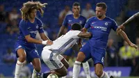 Para pemain Chelsea mengawal ketat pemain Olympique Lyon, Memphis Depay (tengah), pada laga International Champions Cup 2018, di Stamford Bridge, London, Selasa (7/8/2018). (AFP/Ian Kington)