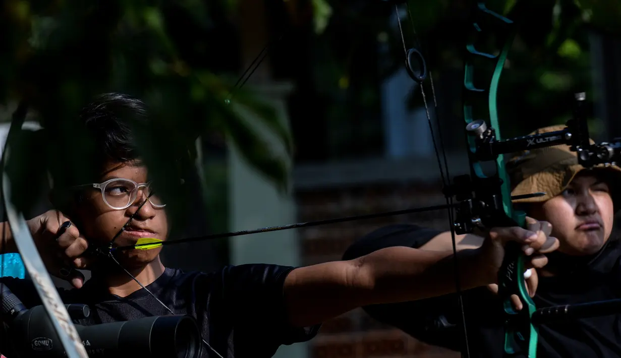 Seorang anak laki-laki berpartisipasi dalam latihan memanah yang diadakan SAN Archery Club di Desa Ciater, Tangerang Selatan (9/8/2020). SAN Archery Club dibuka kembali bagi anggotanya untuk berlatih kembali dengan mengikuti protokol kesehatan di tengah wabah COVID-19. (Agung Kuncahya B./Xinhua)