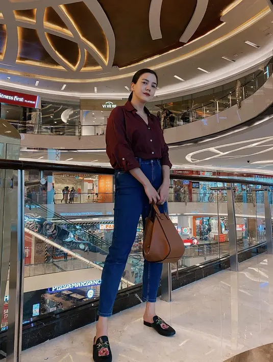 Perempuan cantik yang satu ini  mengatakan kalau di kehamilan keduanya ini memang berbeda dengan yang sebelumnya. Sekarang ini Alice merasakan mual-mual. (Instagram/alicenorin)