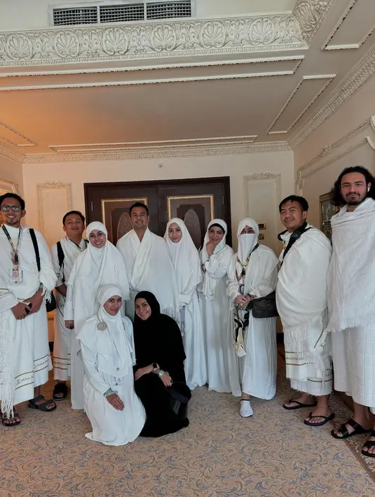 Selain adik dan adik iparnya, Nagita Slavina juga turut memboyong sang ibu dan mertuanya untuk turut serta dalam ibadah haji kali ini.  [@raffinagita1717/@syahnazs].