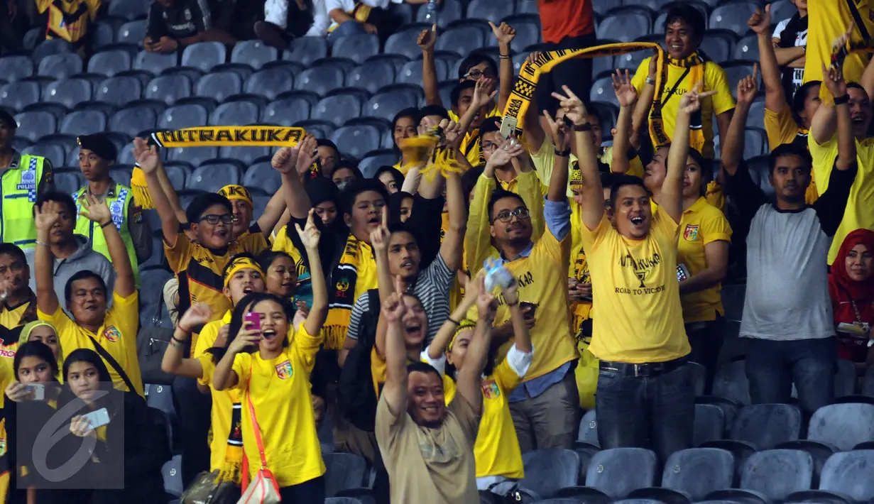 Suporter Mitra Kukar merayakan kemenangan timnya atas Semen Padang di final Piala Jenderal Sudirman, Minggu (24/1/2016). Mitra Kukar unggul 2-1 atas Semen Padang. (Liputan6.com/Helmi Fithriansyah)
