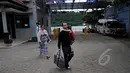 Keluarga terpidana mati kasus narkoba Sergei Atlaoui asal Prancis usai mengunjungi lapas Pasir Putih, Nusakambangan, Jateng, Kamis (5/3). Jelang eksekusi, keluarga sejumlah terpidana mati mendatangi Lapas Pulau Nusakambangan. (Liputan6.com/Johan Tallo)
