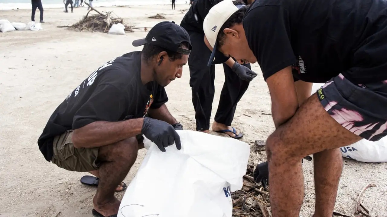 Direktorat Jenderal Politik dan Pemerintahan Umum (Polpum) Kementerian Dalam Negeri (Kemendagri) melalui Direktorat Kewaspadaan Nasional menggandeng Soul of Melanesian menggelar aksi “Bali Beach Clean Up” di Pantai Kelan dan Pantai Kedonganan, Kuta, Bali,