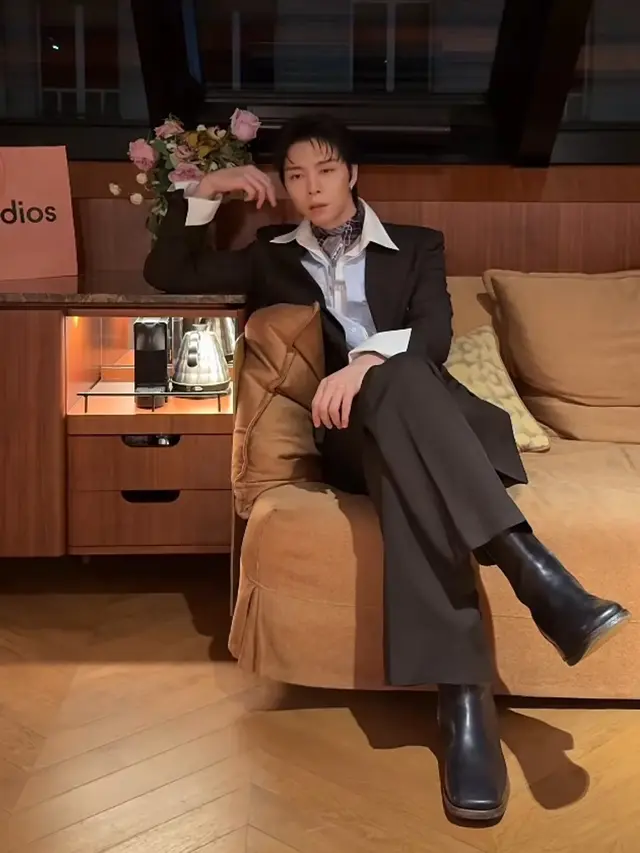 Johnny NCT di Acne Studios Paris Fashion Week dengan gaya layering formal. [@johnnyjsuh]