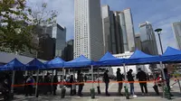 Warga antre tes virus corona di pusat pengujian sementara di Hong Kong, 23 Februari 2022. Warga Hong Kong menjadi semakin terganggu dengan desakan pemerintah untuk tetap berpegang pada strategi "nol-COVID" ketika kota itu mencatat rekor jumlah kasus baru lainnya pada hari Rabu. (AP Photo/Vincent Yu)