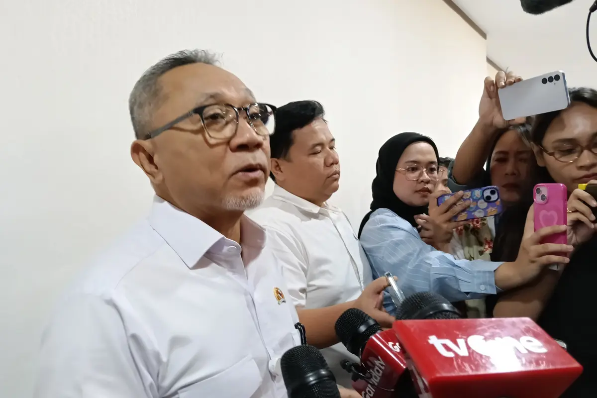 Menteri Koordinator Bidang Pangan Zulkifli Hasan (Menko Zulhas) rapat mengenai Makan Bergizi Gratis (MBG), di kantornya, Jakarta, Jumat (9/5/2025).