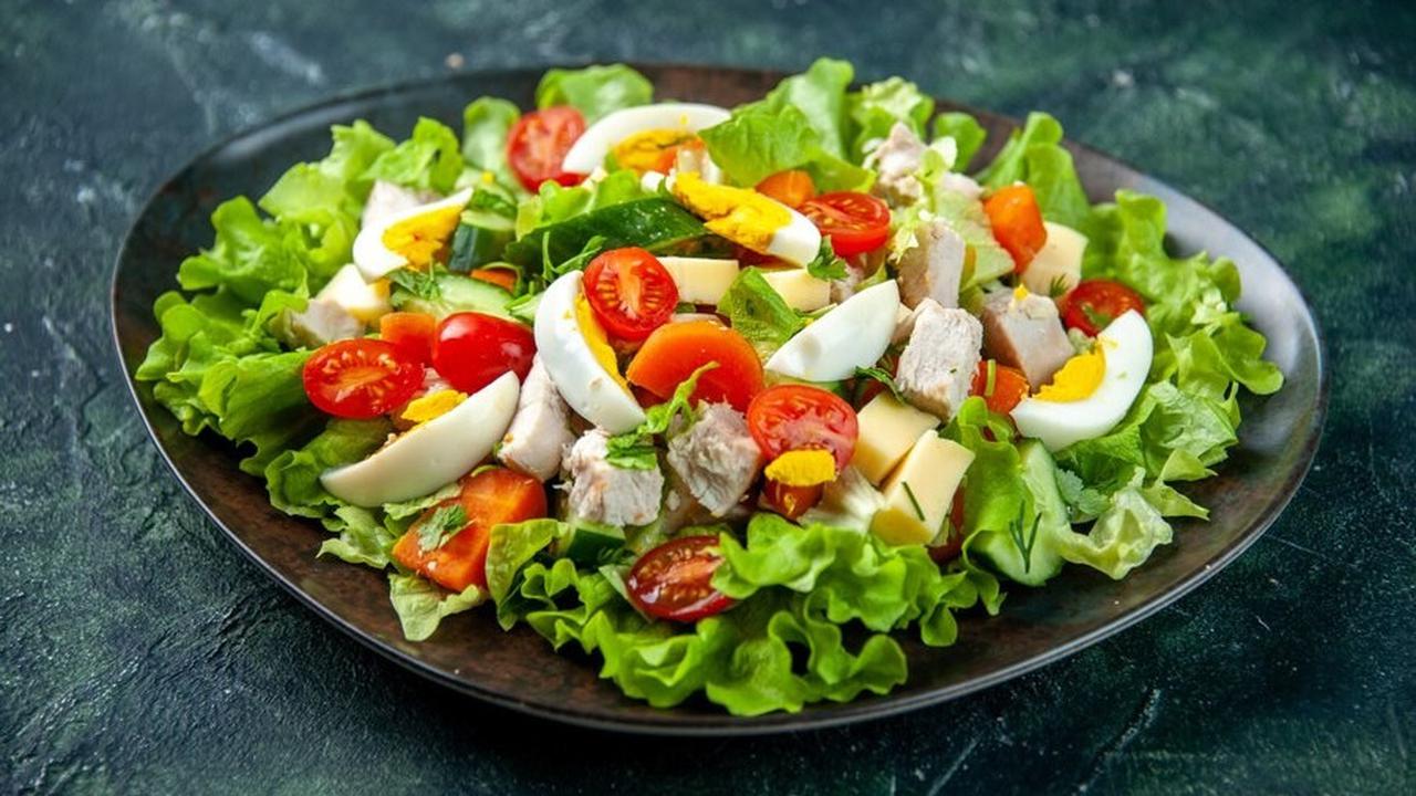 3. Tomat Ceri: Kecil, Manis, Cocok untuk Salad