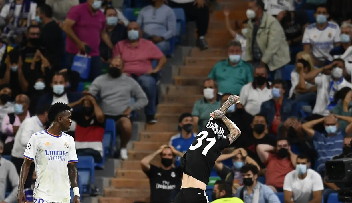 Pemain Sheriff, Sebastien Thill berselebrasi usai mencetak gol ke gawang Real Madrid pada pertandingan grup D Liga Champions di stadion Bernabeu, Spanyol, Rabu (29/9/2021). Dengan hasil ini, Sheriff berada di puncak klasemen dengan 6 poin. (AP Photo/Jose Breton)