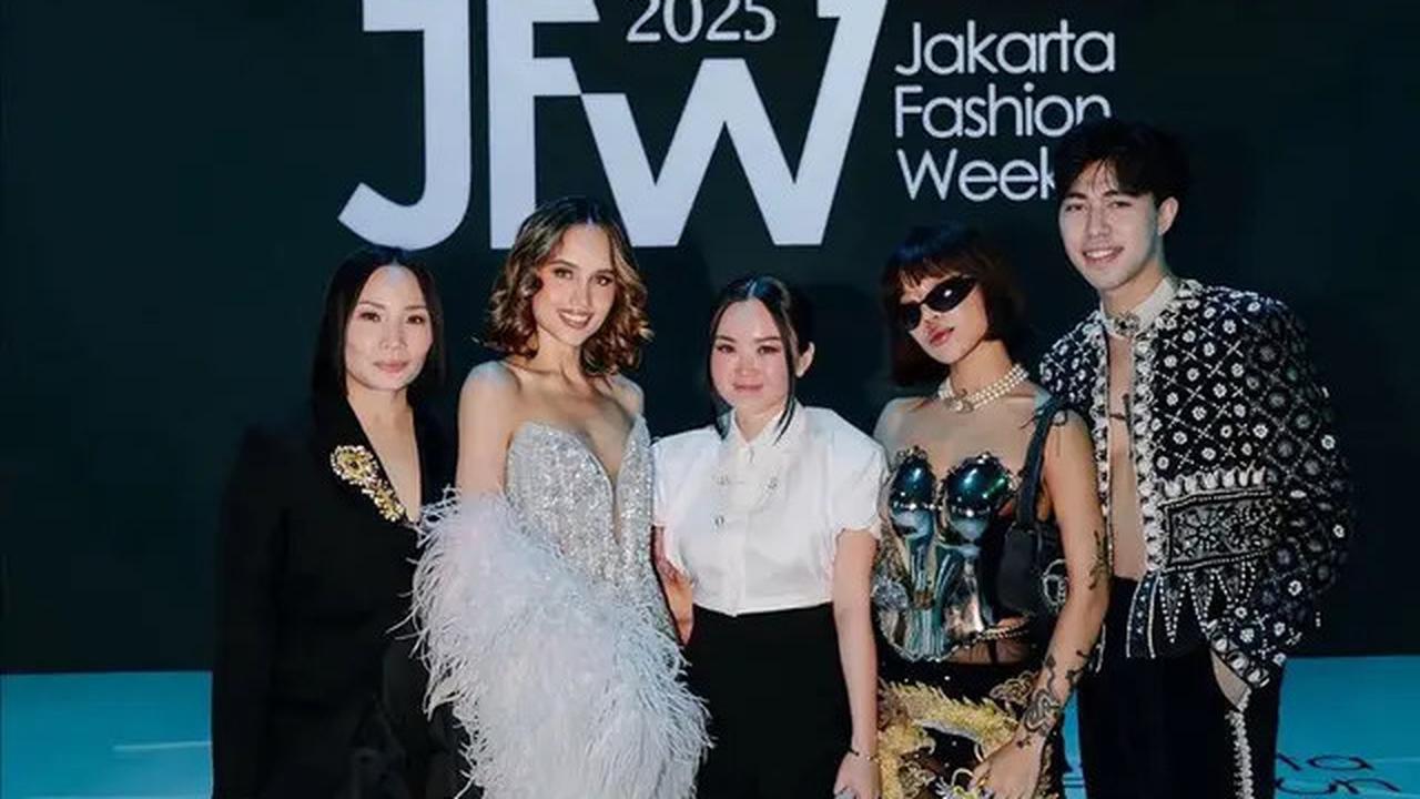 6 Gaya Cinta Laura Bergaun Mini dan Selendang Bulu di JFW 2025, Bak Model Victoria's Secret