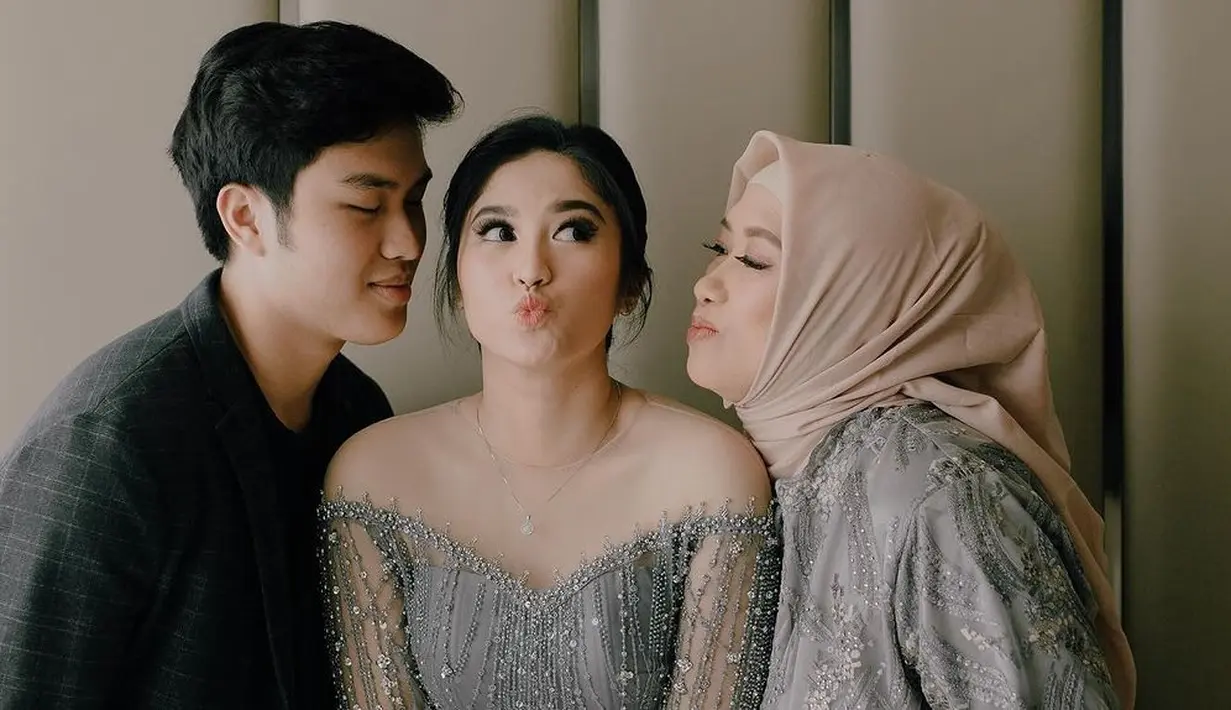 Di hari bahagia itu, Ochi tampil begitu anggun dalam balutan kebaya berwarna abu-abu model sabrina.  [@ochi24]