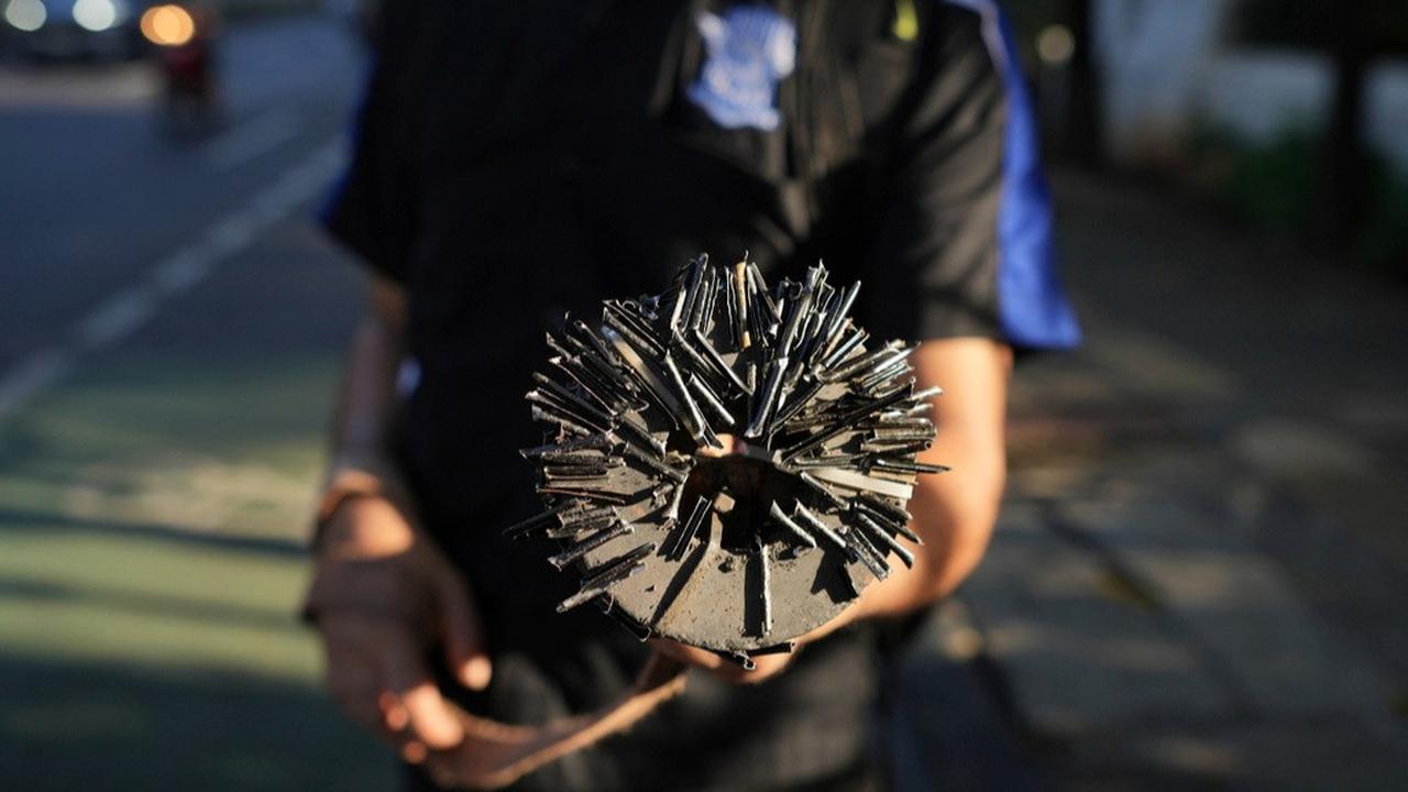 Aksi Tim Saber bersihkan paku di jalanan Jakarta