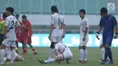 Pemain Korea Utara berkumpul saat laga melawan Bahrain dihentikan sementara akibat lampu mati pada  PSSI Anniversary Cup 2018 di Stadion Pakansari, Kab Bogor, Kamis (3/5). Laga dimenangkan Bahrain 4-1. (Liputan6.com/Helmi Fithriansyah)