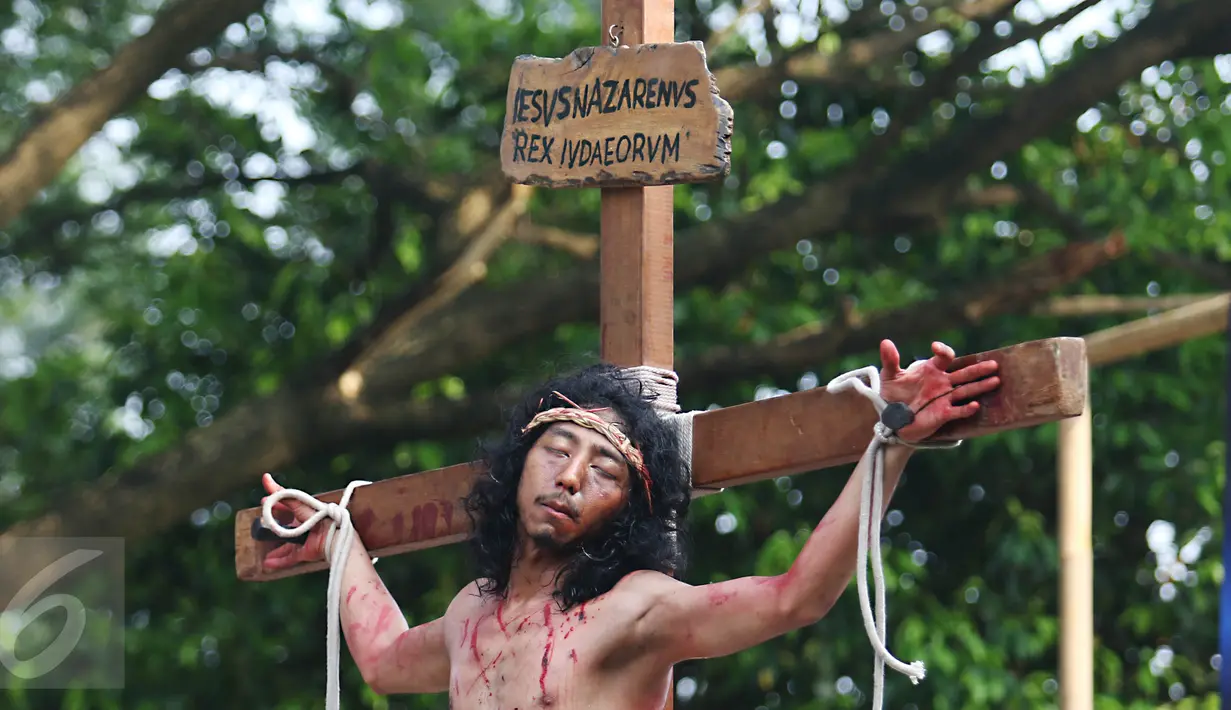 Adegan yang menceritakan Yesus saat di salib dalam peragaan drama teatrikal Jalan Salib (Tablo) saat perayaan Paskah di Gereja St Matius Penginjil Bintaro, Jumat (14/4). (Liputan6.com/Angga Yuniar)