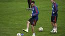 Gelandang Spanyol, Sergio Busquets (kiri) menendang bola saat latihan tim di Solna, Swedia (14/10/2019). Spanyol akan bertanding melawan Swedia pada Grup F Kualifikasi Piala Eropa 2020 di Stadion Friends Arena. (AFP Photo/Jonathan Nackstrand)