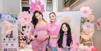 Pesta baby shower yang digelar dengan nuansa manis ini juga dihadiri oleh sederet rekan selebritis yang turut merayakan momen spesial bersama Jedar.  [@inijedar].