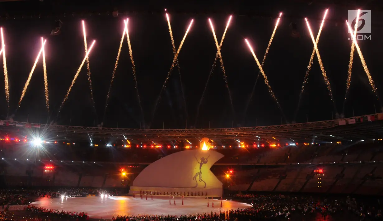 Lompatan kembang api menandai pembukaan Asian Para Games 2018 di Stadion Gelora Bung Karno, Jakarta, Sabtu (6/10). Ribuan atlet dari 41 negara akan berlaga di ajang Asian Para Games 2018. (Liputan6.com/Helmi Fithriansyah)