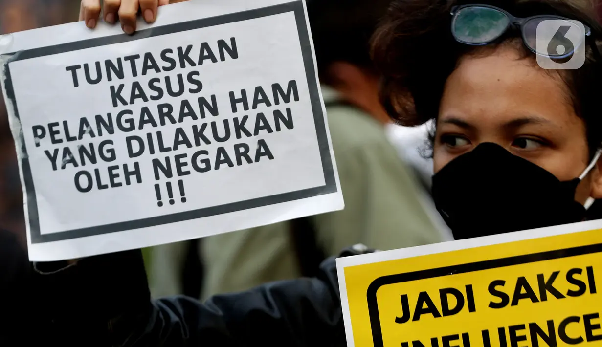Aktivis melakukan aksi damai kantor darurat pemberantasan korupsi di depan Gedung Anti Corruption Learning Center (ACLC), Jakarta, Selasa (28/9/2021). Sebelumnya dikabarkan, 57 pegawai KPK yang tidak lulus TWK akan dipecat dengan hormat pada 30 September 2021. (Liputan6.com/Helmi Fithriansyah)
