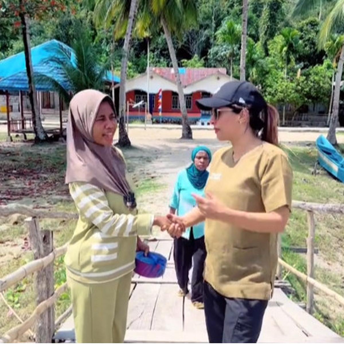 Viral Momen Dokter Setir Mobil Ambulan untuk Jemput Dua Pasiennya yang Hamil, Aksinya Banjir Pujian Warganet