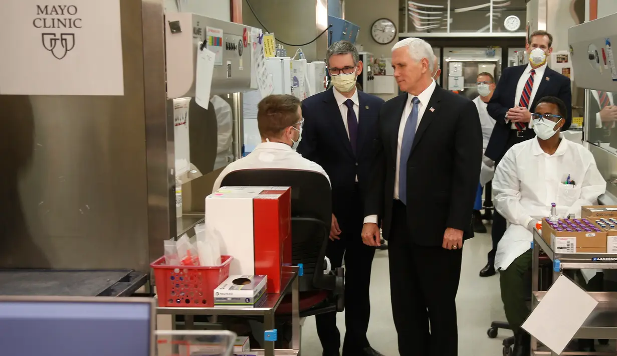 Wakil Presiden AS, Mike Pence mengunjungi laboratorium pengujian molekuler di Mayo Clinic di Rochester, Minnesota, Selasa (28/4/2020). Pence mengunjungi salah satu pusat penelitian virus corona itu tanpa mengenakan meskipun ada aturan internal wajib bermasker di fasilitas tersebut. (AP/Jim Mone)