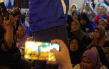 FOTO: Hari Pertama Masa Kampanye, AHY Blusukan Sapa Warga Condet