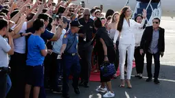 Miss Universe 2018 Catriona Grey melambaikan tangan saat tiba di Manila, Filipina, Rabu (19/12). Wanita keturunan Skotlandia-Filipina itu tiba dengan menggunakan jet pribadi. (AP Photo/Aaron Favila)