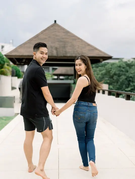 Pasangan yang terpaut usia 2 tahun ini juga berfoto di Legian, Kuta, Bali. Setelah sebelumnya pakai busana warna merah, ketika berfoto di Kuta pasangan ini mengenakan busana kasual warna hitam. Hanya pakai tanktop hitam dipadukan dengan celana jeans dan rambut yang dibiarkan digerai, Ardina Rasti dipuji cantik, apalagi sembari pamer senyuman manisnya ke kamera. (Liputan6.com/IG@arieandika10)