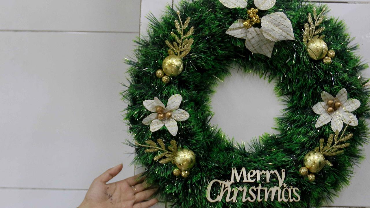 Jelang Natal Pernak Pernik Hiasan Natal Mulai Diserbu Warga