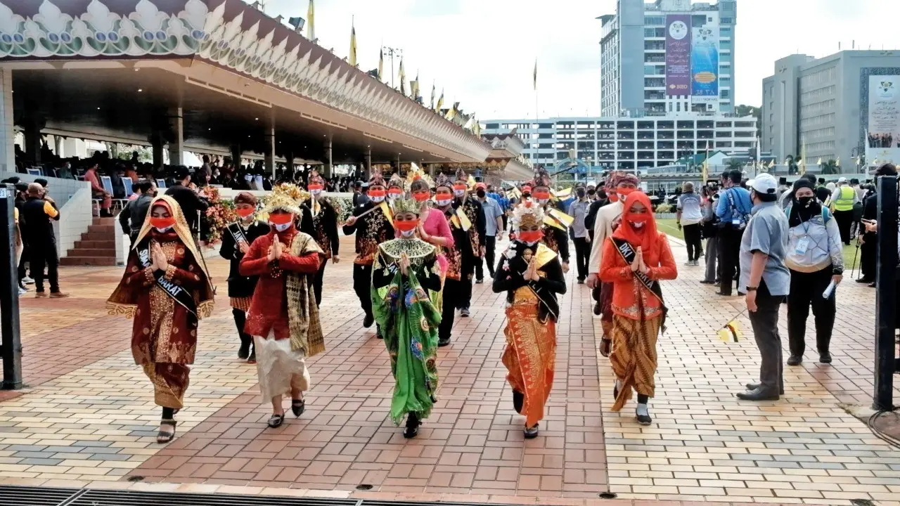 Parade Baju Adat Indonesia Ramaikan Hari Kebangsaan ke-38 Brunei Darussalam