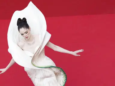 Model Kanada yang juga aktris Coco Rocha tiba untuk pemutaran film "La Plus Precieuse des Marchandises" (The Most Precious of Cargoes) pada Festival Film Cannes ke-77, Prancis selatan, Jumat (24/5/2024). (Sameer Al-Doumy / AFP)
