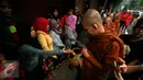 Sejumlah Bhiksu menerima sedekah dari para warga di Jl.Pemuda Magelang, Jawa Tengah, Sabtu (21/5/2016). Pindapata di selenggarakan untuk menyambut peringatan Waisak. (Boy Harjanto)