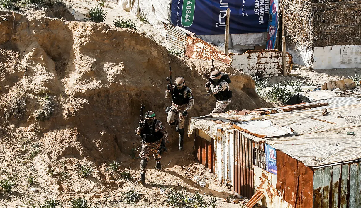 Aksi Militer bersiap melakukan penyerbuan selama latihan perang gabungan di Kota Gaza, Palestina (29/12/2020). (AFP/Mohammed Abed)