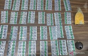 Barang bukti obat keras ilegal daftar G yang disita petugas dari dua pengedar diamankan di Mapolres Metro Bekasi (Antara)