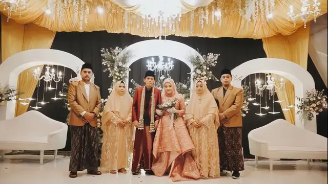 Kedua Mempelai Berpose bersama Keluarga (SS: YT. Gus Iqdam Official)