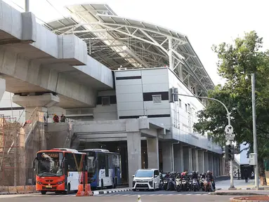 Kendaraan menunggu lampu merah di sekitar Stasiun MRT ASEAN di Jakarta, Kamis (4/4). Pemprov DKI Jakarta menargetkan pembangunan skybridge yang menghubungkan Stasiun MRT ASEAN dengan halte transjakarta CSW di koridor 13 rampung pada Oktober 2019. (Liputan6.com/Immanuel Antonius)