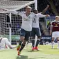 Striker Manchester United (MU) Wayne Rooney merayakan golnya ke gawang Burnley dalam lanjutan Liga Inggris di Turf Moor, Minggu (23/4/2017) malam WIB. MU sementara unggul 2-0 di babak pertama. (Martin Rickett/PA via AP)