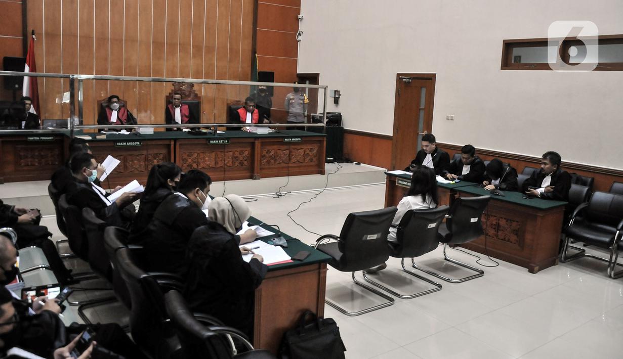 Linda yang dikenal sebagai informan kepolisian alias cepu ini dinyatakan bersalah atas kasus penjualan barang bukti narkoba jenis sabu, yang turut menyeret Irjen Teddy Minahasa dan mantan Kapolres Bukittinggi AKBP Dody Prawiranegara. (merdeka.com/Iqbal S. Nugroho)